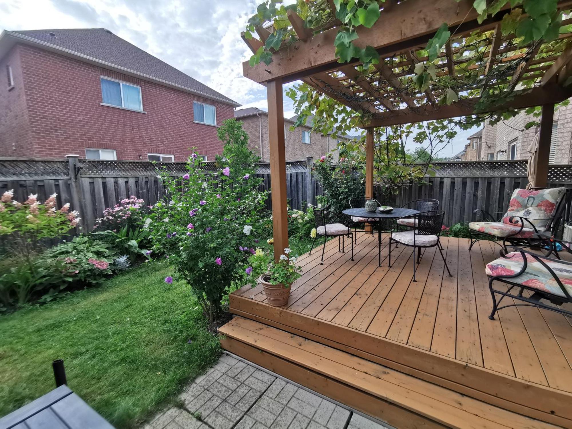 4 Bedroom 3 Washroom Charming Home In Markham With Warm Cozy Vibe Extérieur photo